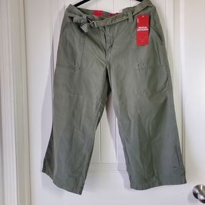 Levi's army green women's nouveau low slouch cargo pants in size 12P NWT
